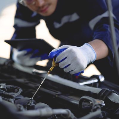 Auto,Mechanic,Is,Working,On,Car,Engine,In,Mechanic,Shop.